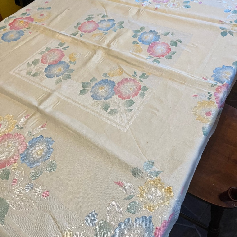 Flowered tablecloth - Picture 3 of 3